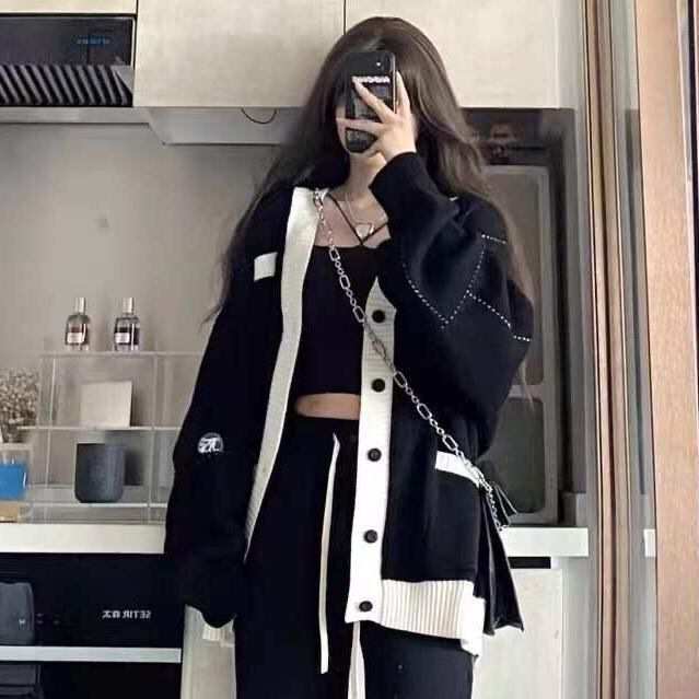 Black sweater coat women's autumn and winter V-neck Japanese style lazy college style color matching design sense niche knitted cardigan