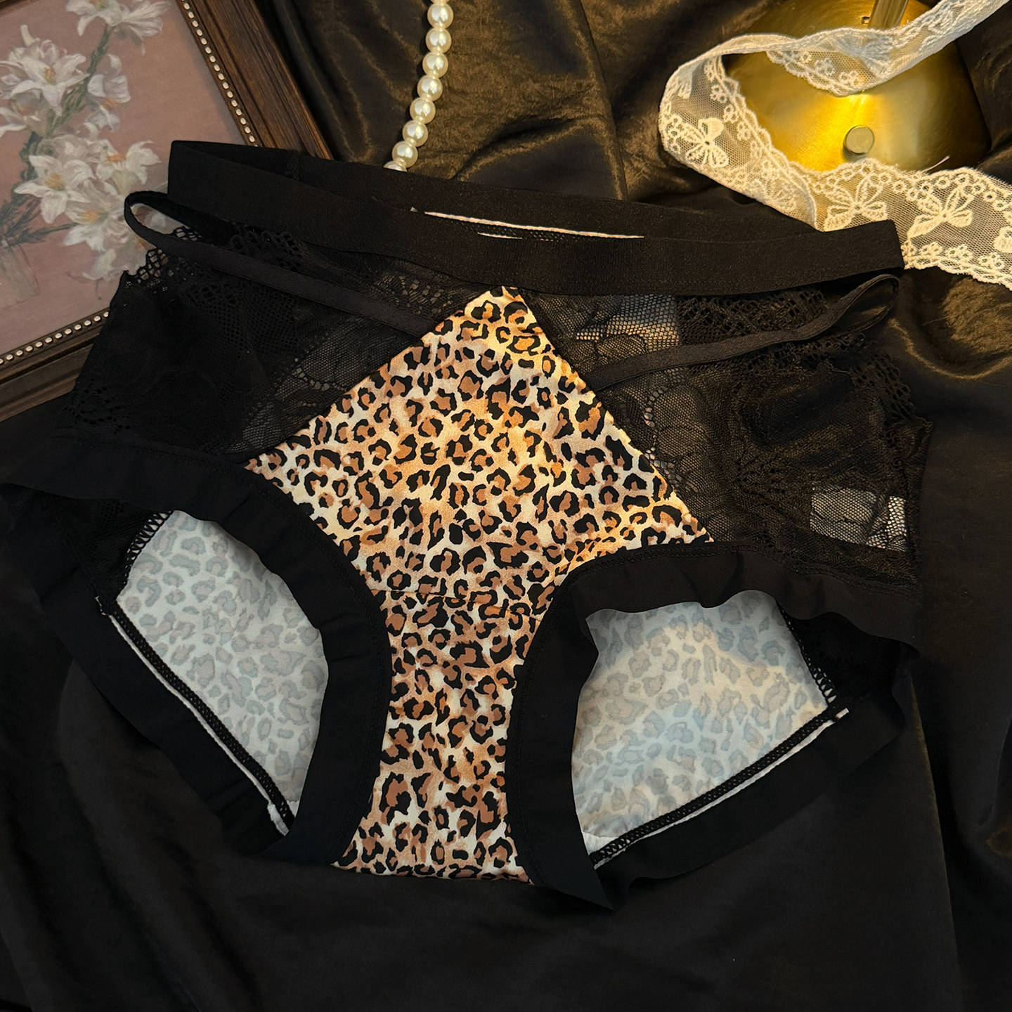 French-style sexy lace leopard print cutout comfortable mid-waist women's underwear, premium satin women's briefs.