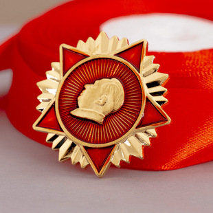 Red Travel Old Dust Brooch Pin Accessories Suit Clothes Metal Male Badge Fashion Temperament Chairman Mao Celebrity Badge