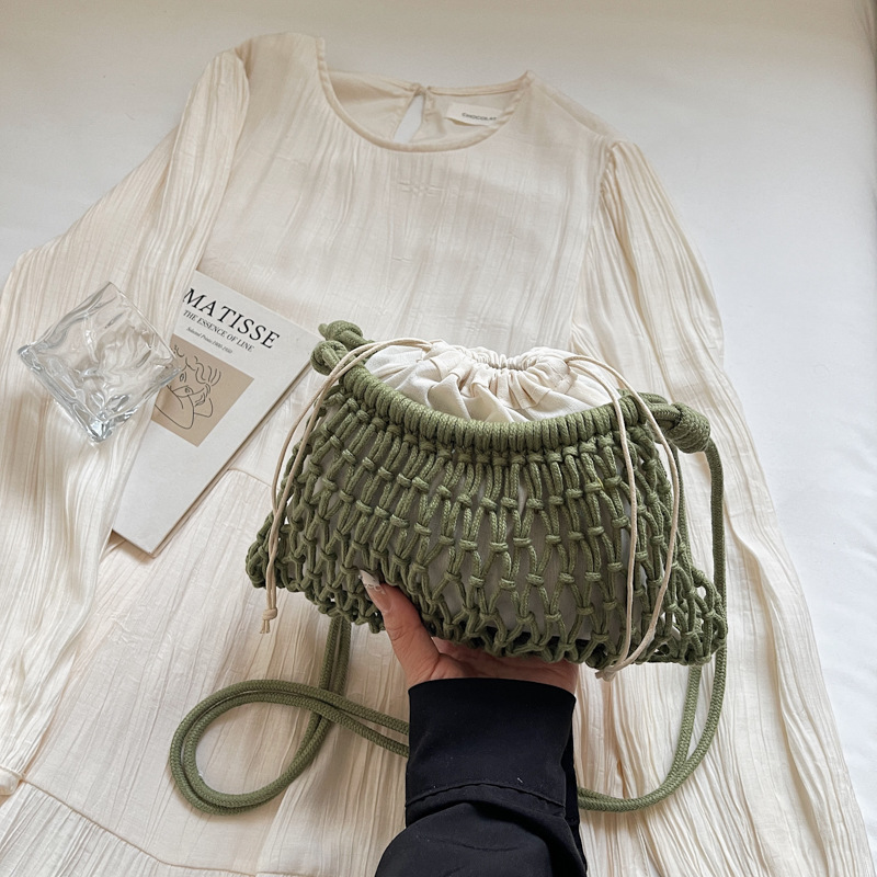 Minimalist and stylish openwork mesh bag, woven shoulder bag, perfect for beach vacations, chic and relaxed look.