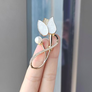 2023 Fritillaria Butterfly Brooch Women High Sense Niche Pearl Pin Corsage Clothing Sweater Accessories Factory Wholesale