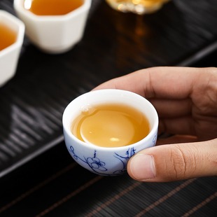 Pure hand-painted green glaze plum blossom worry-free small tea cup Chinese white porcelain tea cup personal special ceramic hospitality cup