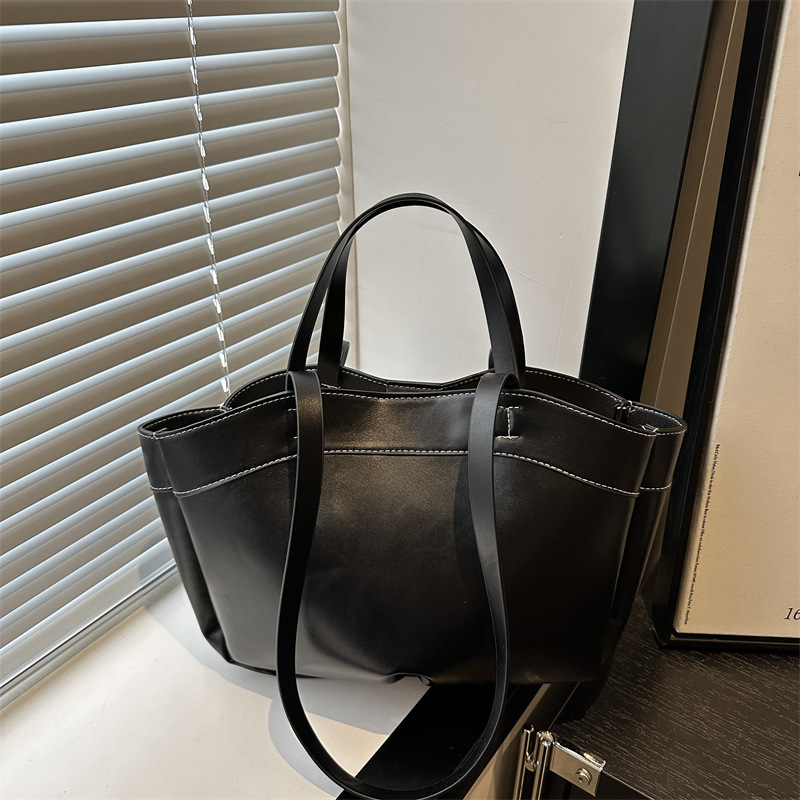 High-end, large-capacity tote bag for women, new 2025 style, solid color, versatile shoulder bag, fashionable textured mother-and-child handbag.