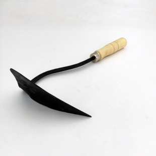 Korean-style wooden handle forging pointed hoe gardening curved handle sickle agricultural crooked hoe integrated forging triangle hoe laser marking