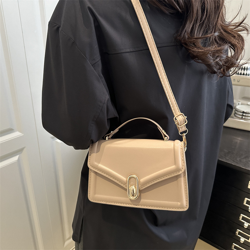 Niche casual and unique single shoulder/crossbody bag, fashionable and trendy new style, women's small square bag, commuter bag, 2026.