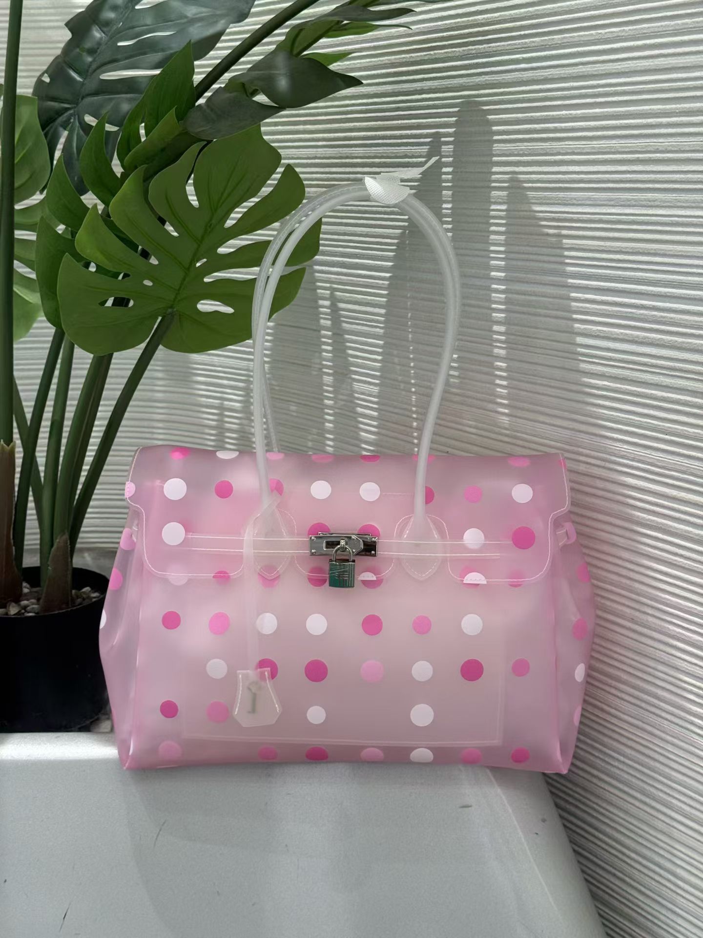 New polka dot transparent TPU jelly bag for women, 2026, large capacity shoulder tote bag, Korean style, light luxury commuter bag.