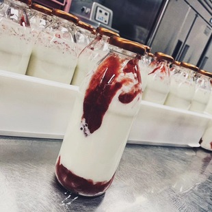 Wholesale net red strawberry milk bottle glass empty bottle with lid milk tea glass packaging bottle commercial beverage bottle