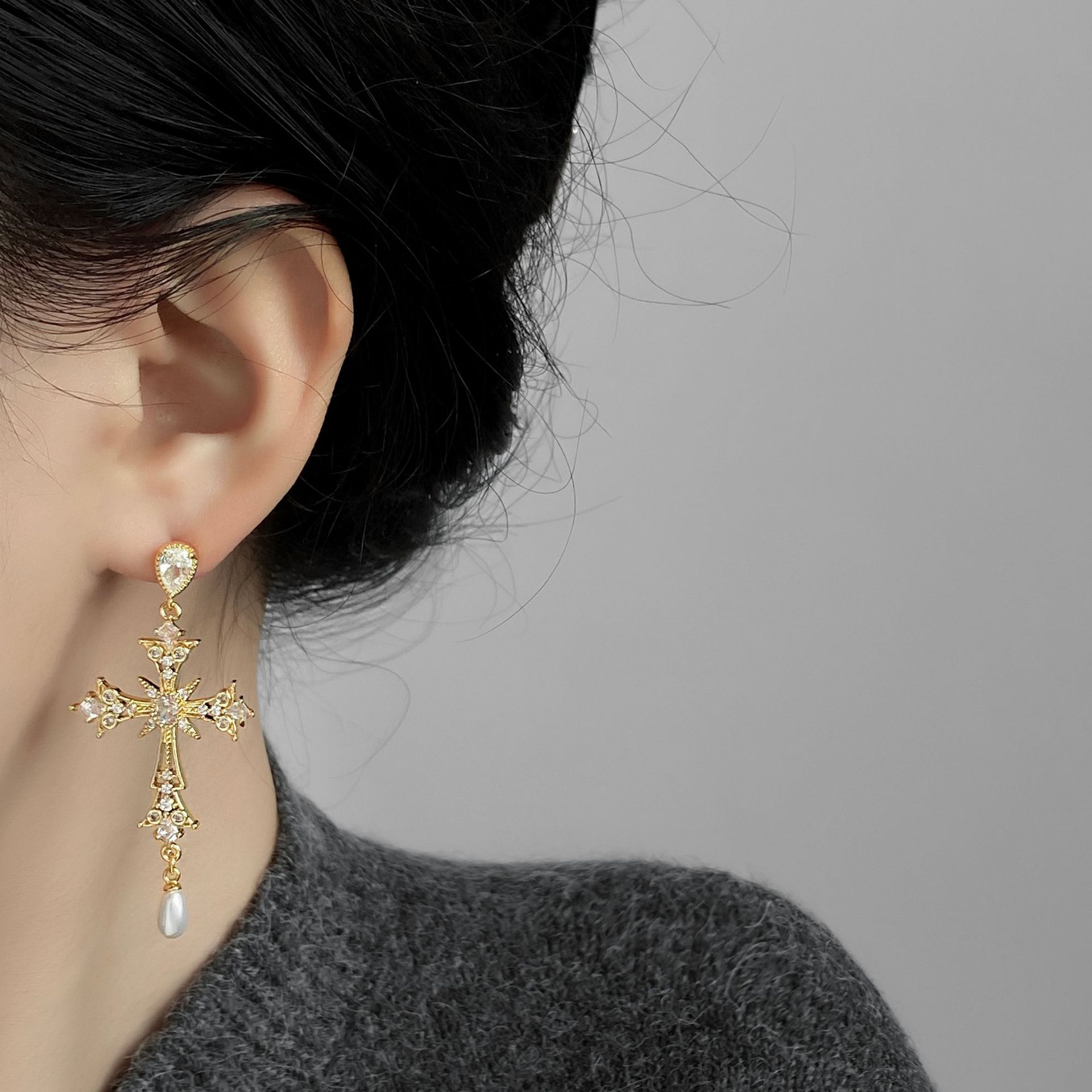 New Fashion High-End Earrings with a Unique Sweet-Cool Style, Trendy Cool Minimalist Style, Pearl Cross, Retro Gothic Style for Women