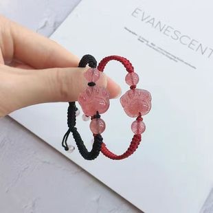 Ручной браслет из клубники с цветением персика