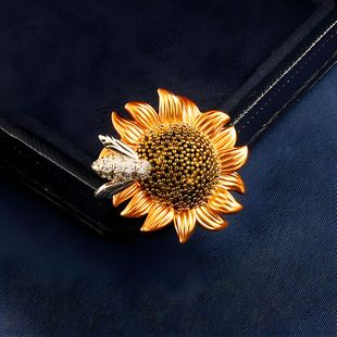 Personalized bee-picking sunflower brooch high-end women's exquisite sunflower pin niche design corsage suit accessories
