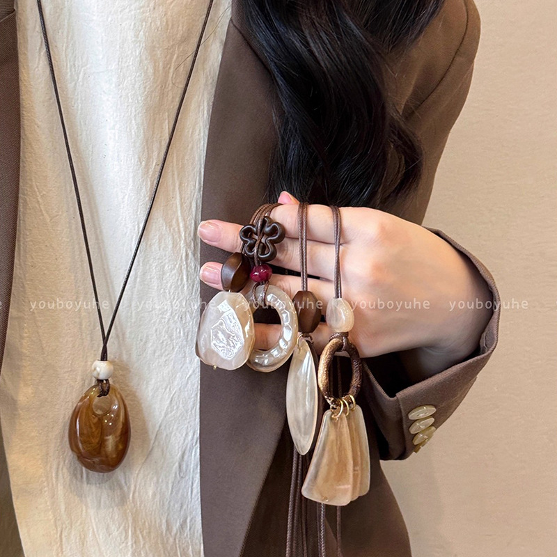 Autumn and Winter Retro Maillard Coffee Color Smudged Long Necklace Women's Accessible Luxury Niche High-End Sweater Sweatshirt Chain