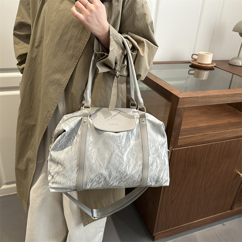 Large capacity handbag for short trips, fashionable and lightweight, suitable for swimming, gym use, and travel.
