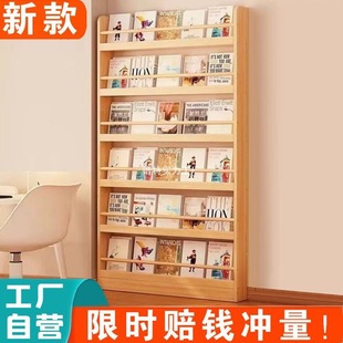 Стенд за дверью из массива деревянных книжных шкафов
