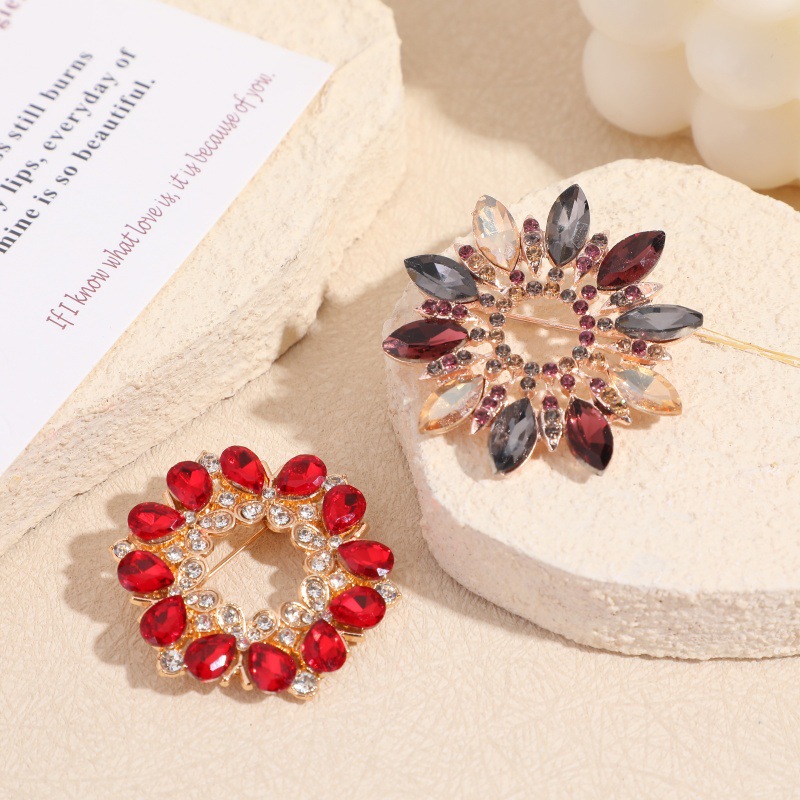 High-End Elegant Crystal Silk Scarf Buckle Brooch for Women, Dual-Use, Non-Slip, Versatile, for Securing Clothing Corners, Knotting, and Waist Decoration