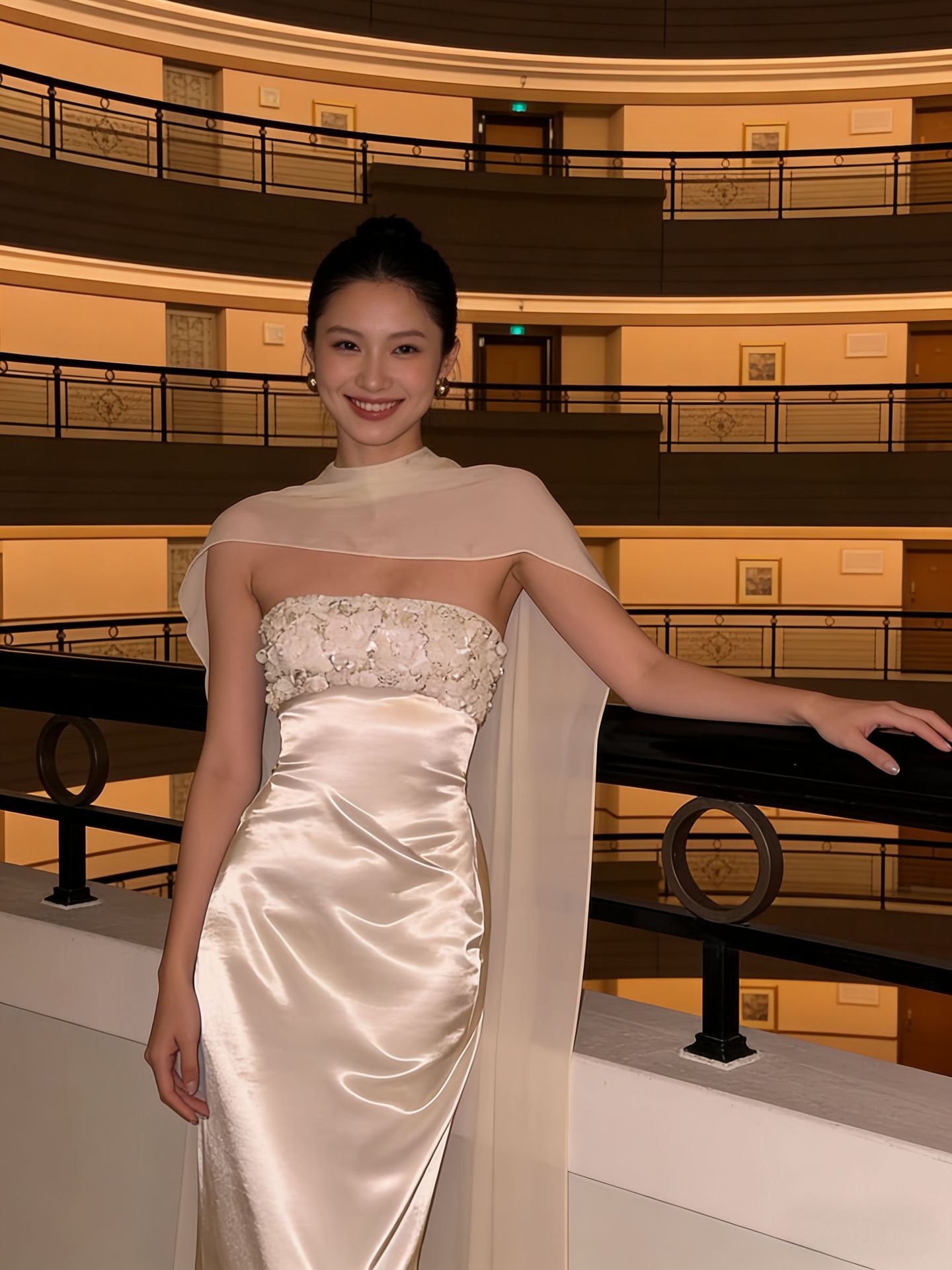 Vietnamese Niche French-Style Elegant Sequined Strapless Gown with Shawl, Long Dress for Women, Socialite Party Dress