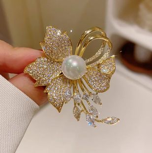 New style brooch women's high-end sense niche brooch wholesale high-grade pin temperament fixed clothes suit pearl jewelry