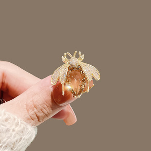 Imitation Crystal Insect Brooch Men's and Women's Trendy Personalized High-end Corsage Anti-glare Buckle Collar Pin Coat Suit Decoration