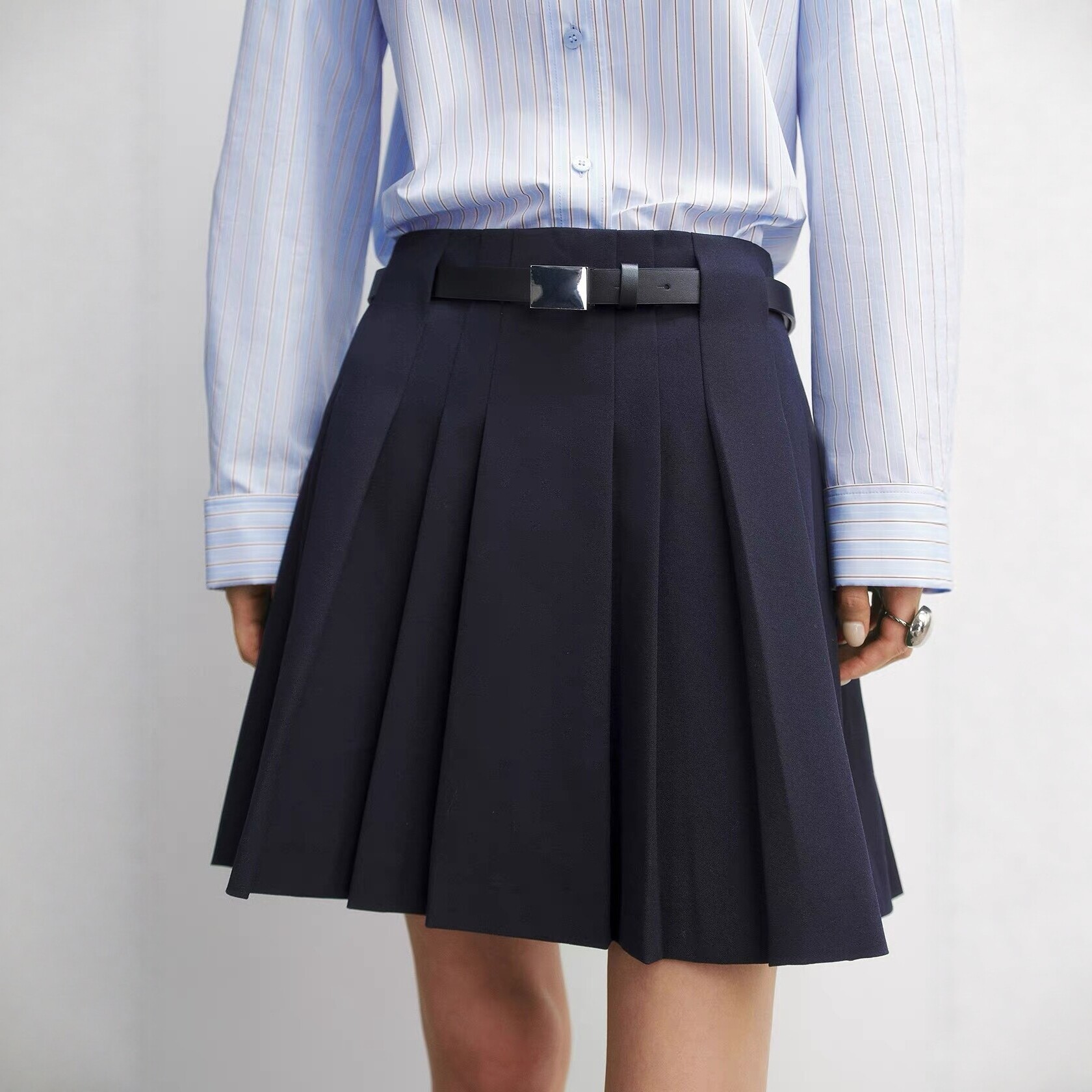 Peacebird 2026 Autumn Elegant Commute High-Waisted Pleated Skirt for Women, Dark Blue A-Line Short Skirt with Belt, Slimming Effect