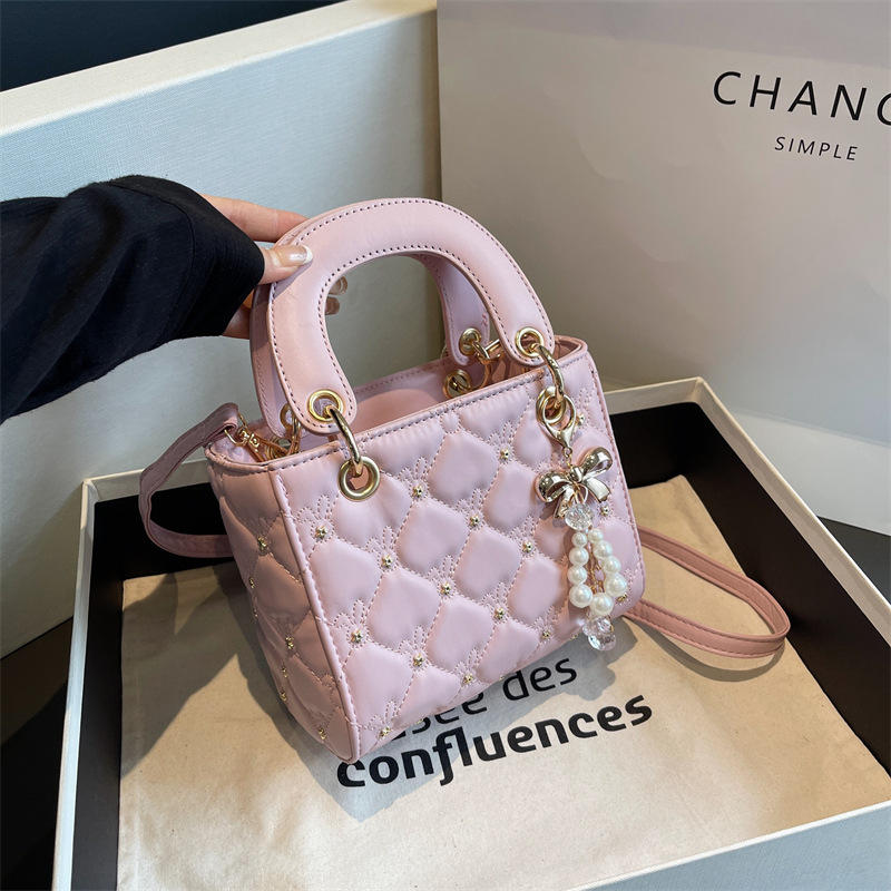 Diamond-patterned embroidered small handbag for women, 2026 early spring new style, fashionable shoulder bag, crossbody bag, chic handbag.