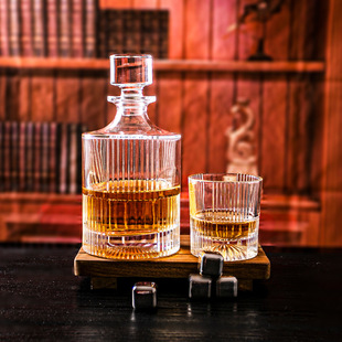 Factory Wholesale 1000 Ml Round Whiskey Decanter Vertical Stripesd Wine Bottle Foreign Wine Decanter