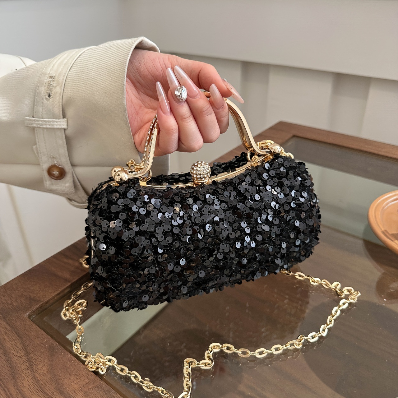 New cross-border sequined handbag for evening wear, beaded clasp, handmade sequined embellished handbag for women.