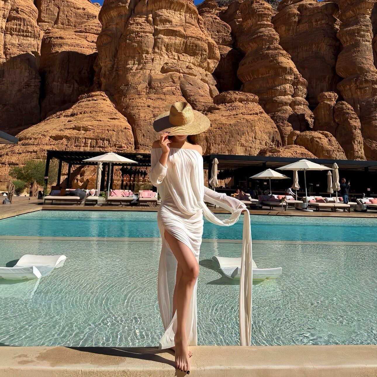 White One-Shoulder Long Sun-Protective Cover-Up Beach Dress That Covers the Body and Makes You Look Slimmer, Loose-Fitting Bikini Swimsuit for Vacation Islands