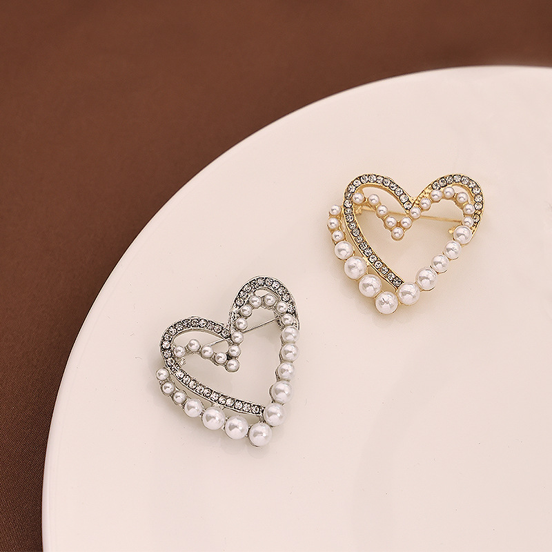Design Pearl Love Brooch New All-match High-end Women's Fine Pin Fixed Anti-light Clothing Accessories