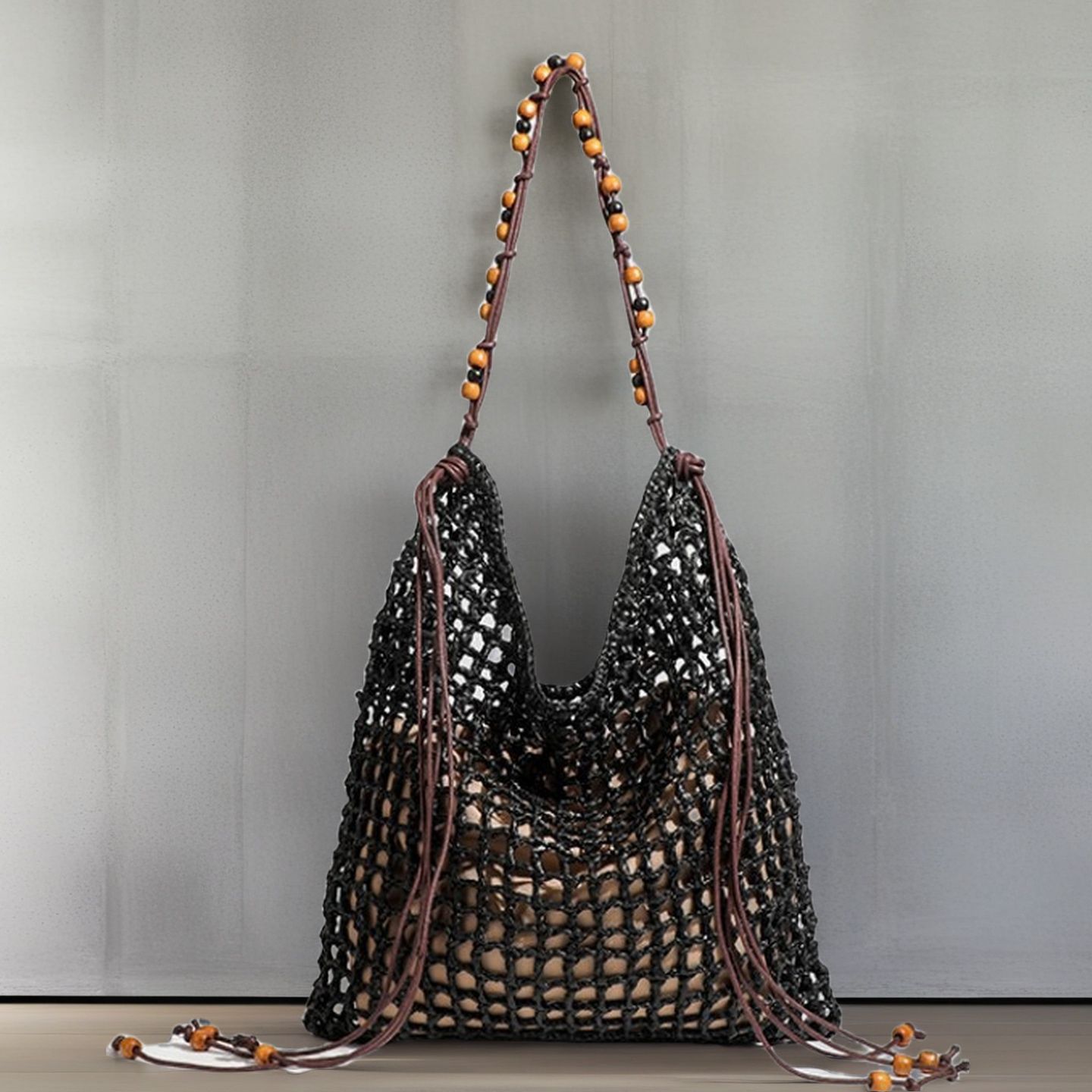 New large-capacity hollowed-out wooden bead hand-woven tote bag, women's shoulder bag, resort style beach straw bag