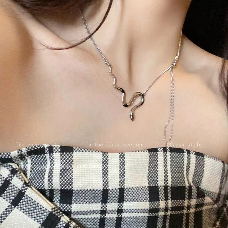 Necklace for Women, Trendy and Unique Accessories, Sweet and Cool Clavicle Chain, Versatile Chain for Sweatshirts and Sweaters