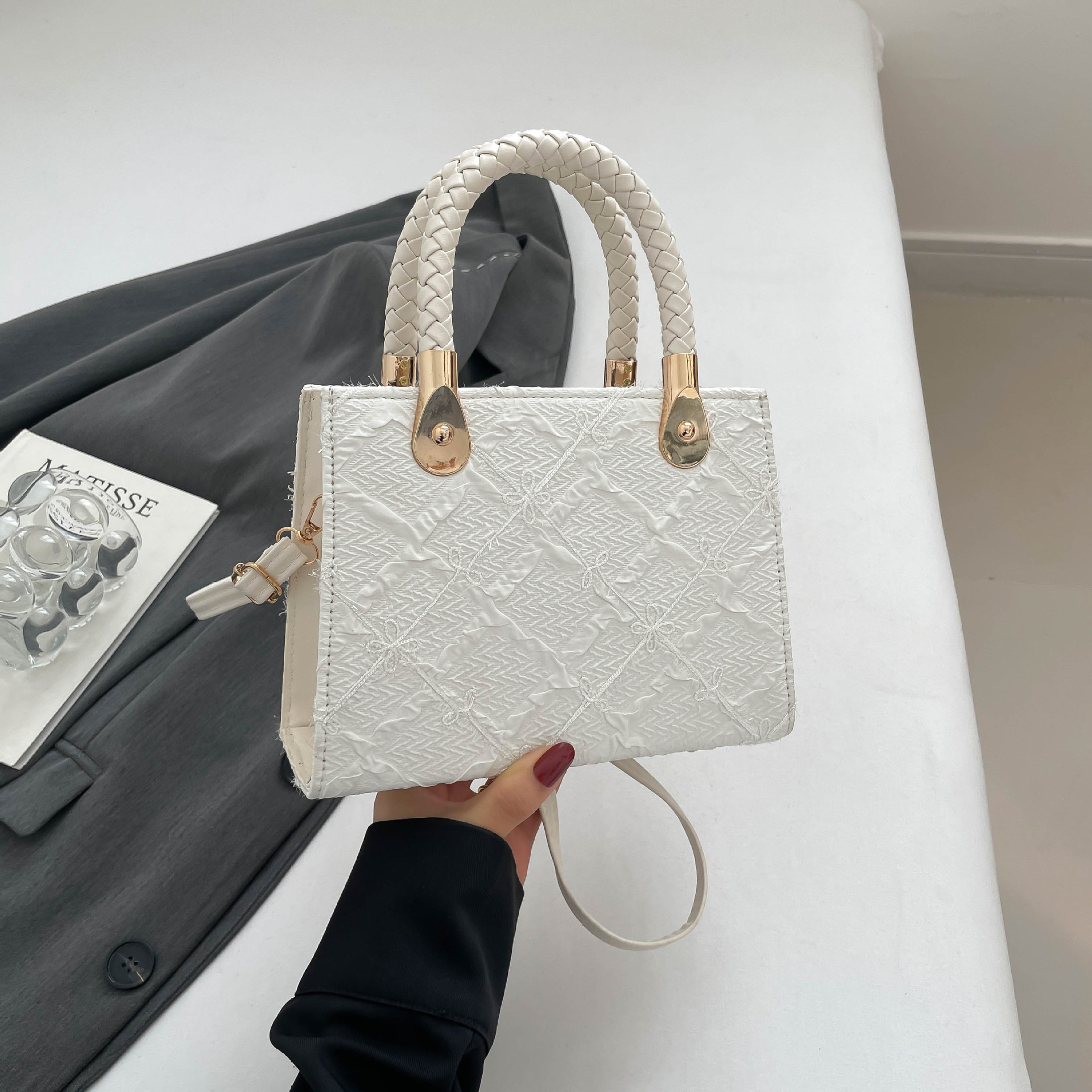 Women's small handbag, trendy new style, fashionable and stylish shoulder bag, commuter crossbody small square bag, 2025.