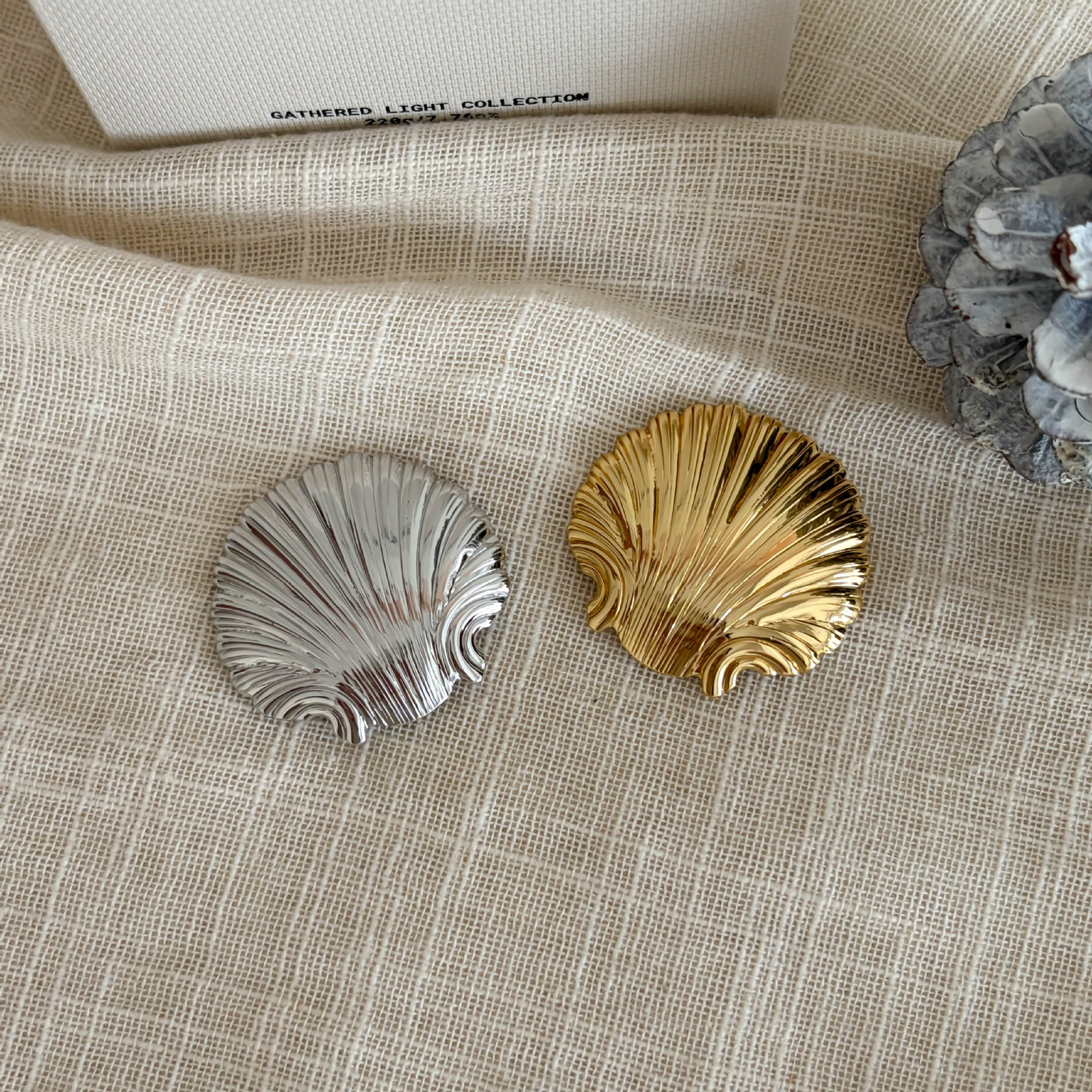 Summer Seaside Resort Style Textured Shell Brooch with Wave Pattern Metal Shell, Simple and Versatile for Commuting