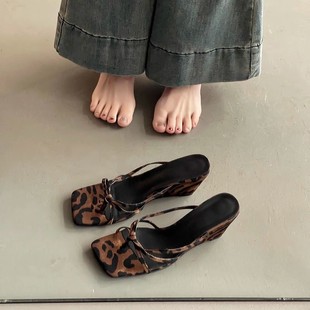 Fashion Wedge Heel Leopard Thong Sandals Women's Outer Wear Spring New Fashion Design High Heel Sandals Trendy 2025