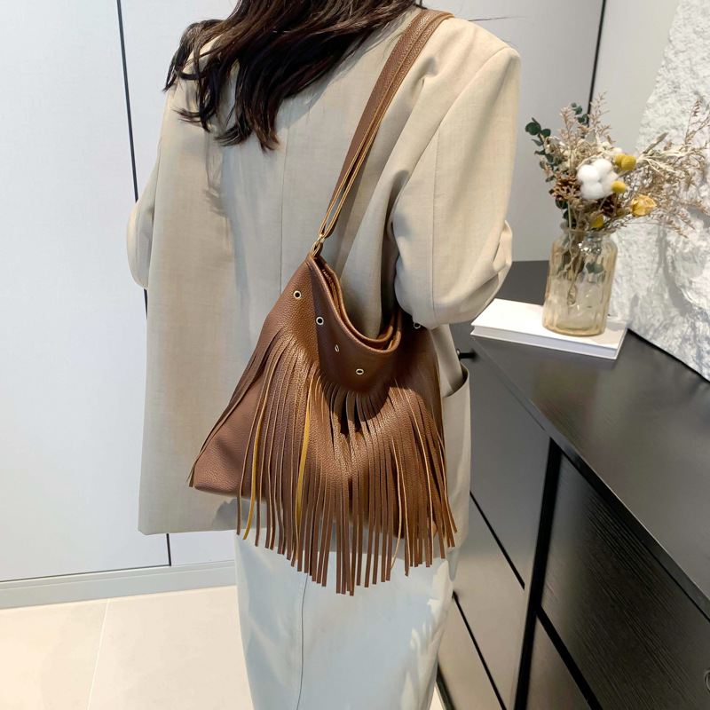 Retro-style large-capacity casual crossbody bag, trendy and fashionable shoulder bag, new autumn 2026 style, unique tassel bag for women.