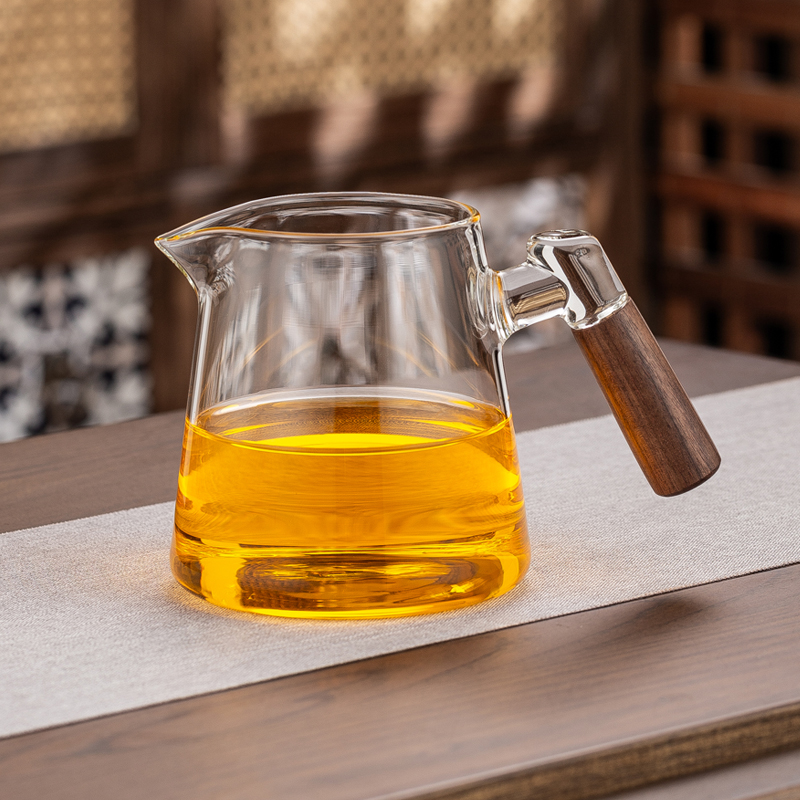 Walnut Wood Handle Transparent Glass Pitcher (650ml)