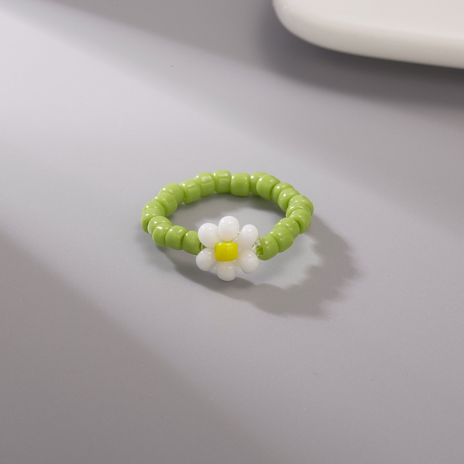 Green Beads and White Flowers Ri21Y0287-2