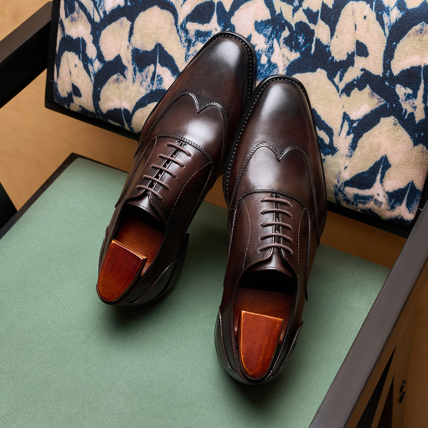 Pointed leather shoes for men, formal bu...