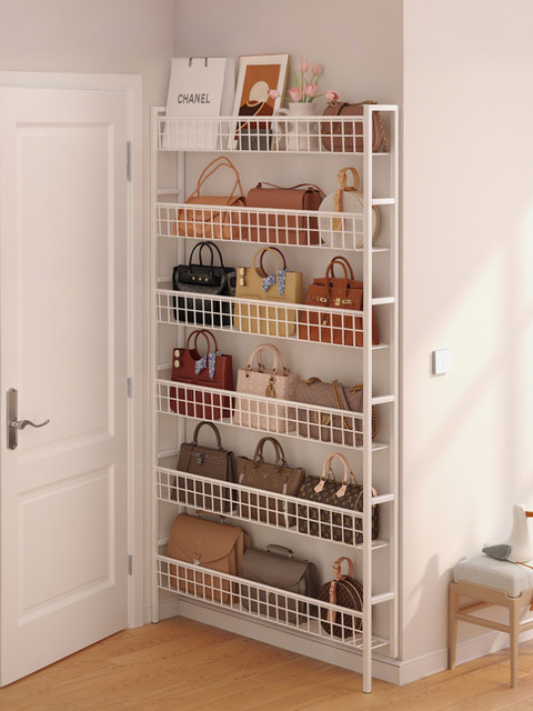 The bag storage artifact behind the door is built against the wall and floor-to-ground multi-layer ultra-thin joint display rack for bag storage rack