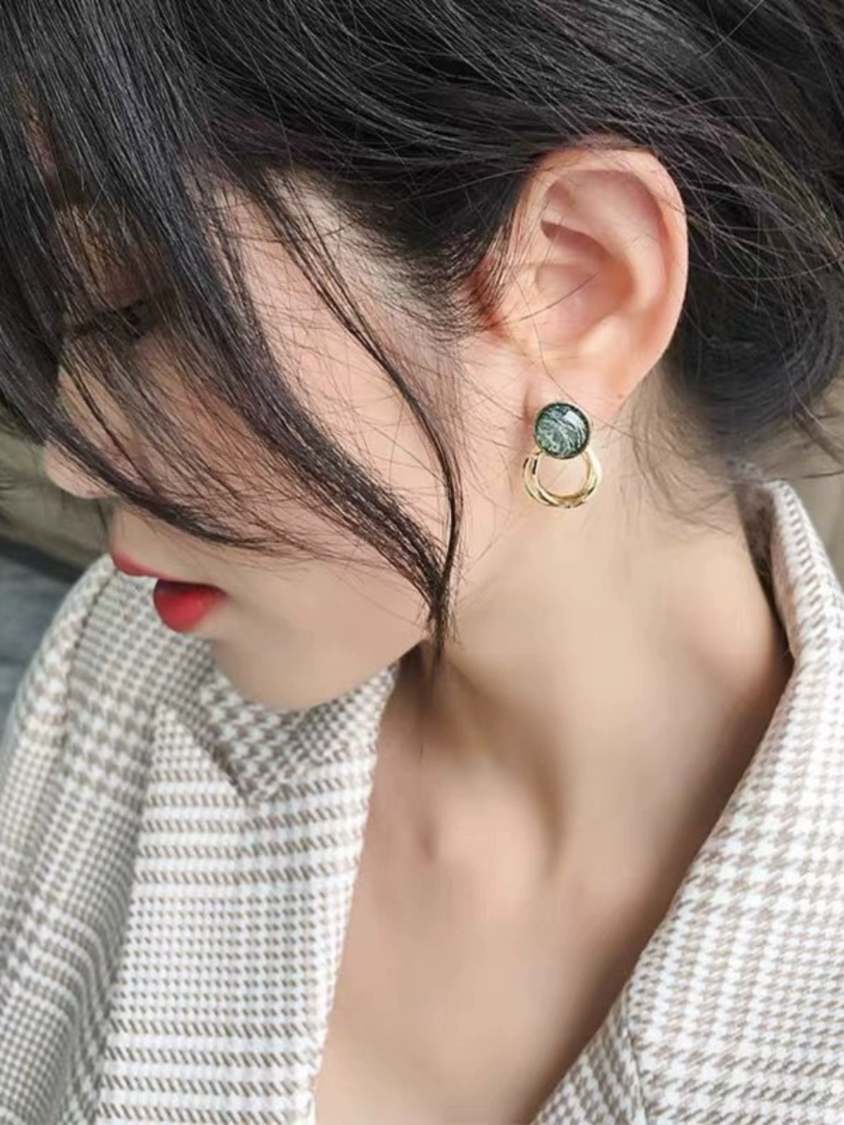 레트로 귀걸이 2024 여성을위한 새로운 트렌디 한  기질 하이 엔드 대기 귀걸이 틈새 디자인 라운드 페이스 슬리밍