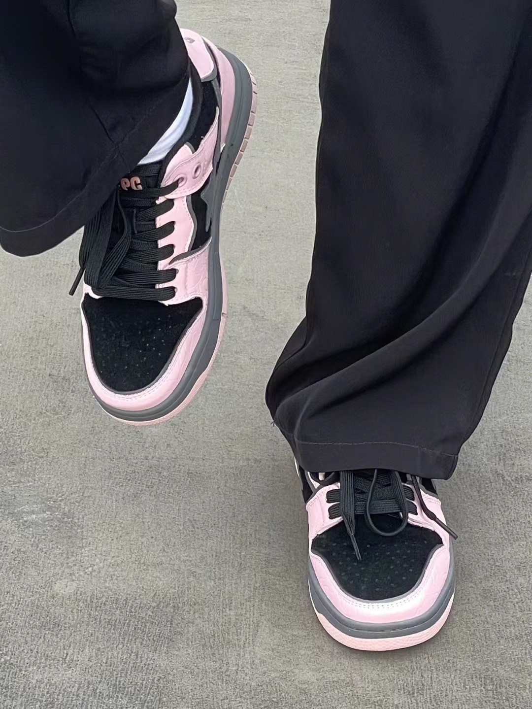 COOL BY THESE SHOES  GET IT RIGHT ONCE   THE COLOR SCHEME OF BLACK AND GRAY POWDER IS VERY SPECIAL AND BEAUTIFUL