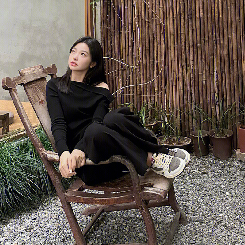 FRENCH TEMPERAMENT BABES SLANTED COLLAR OFF-THE-SHOULDER KNITTED BASE SHIRT WOMENS 202 TEMPERAMENT RETRO DESIGN SENSUAL SEXY TOP