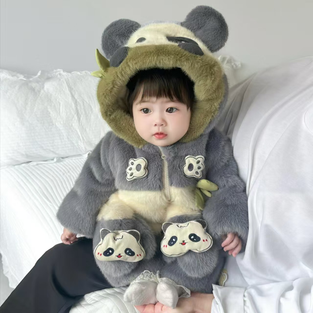 TWO-FOLD AREA: BRAND COUNTER BABY WINTER CLOTHES ONE-PIECE BABY GIRL CUTE FLUFFY AND WARM WINTER CLOTHES