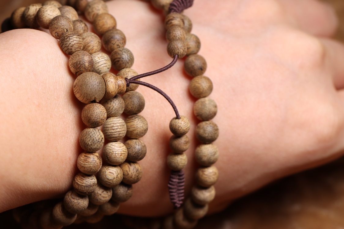 WILD XINGZHOU 시리즈 침향 같은 재료 6MM 부처님 구슬 오래된 재료 향신료 팔찌 108 구슬 붉은 기름 검은 기름 무작위