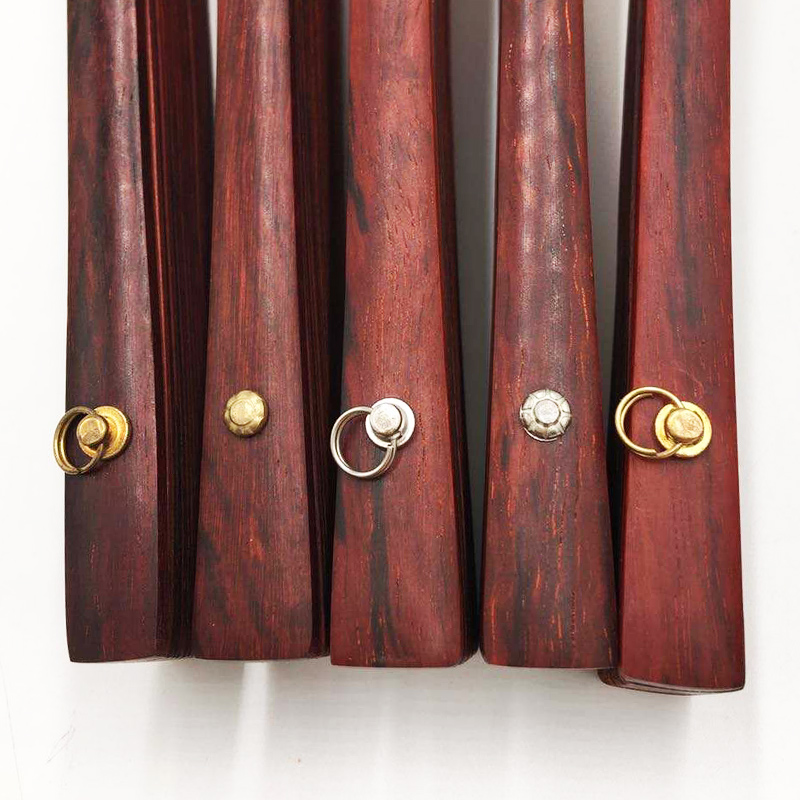 작은 잎 붉은 백단 접는 팬 중국 스타일 남성과 여성의 고대 스타일 공백 수제 팬 쌀 종이 마호가니 문화 장난감 그림 팬 오래된 자료