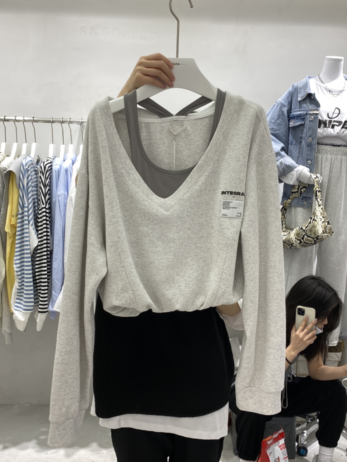 THE ORIGINAL ORDER OF FOREIGN TRADE WAS WITHDRAWN FROM THE COUNTER AND THE TAIL GOODS OF THE KOREAN VERSION OF THE V-NECK KOREAN VERSION OF THE KOREAN VERSION OF THE DONGDAEMUN KOREAN VERSION OF THE SHORT SPLICED VEST AND FAKE TWO SWEATS...