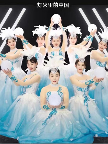 灯火里的中国灯球舞蹈道具灯演出发光球道具舞台手捧灯圆球跳舞灯