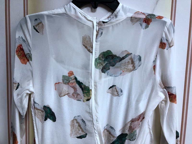 왼쪽에는 원래 단일 소형 고급 치파오 스타일 민족 유럽과 미국의 인쇄 긴 실크 복고풍 민족 스타일 중국 스타일