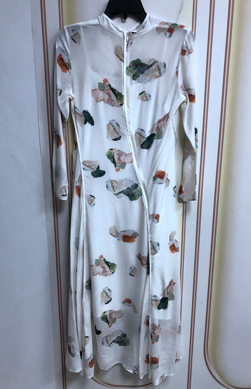 왼쪽에는 원래 단일 소형 고급 치파오 스타일 민족 유럽과 미국의 인쇄 긴 실크 복고풍 민족 스타일 중국 스타일