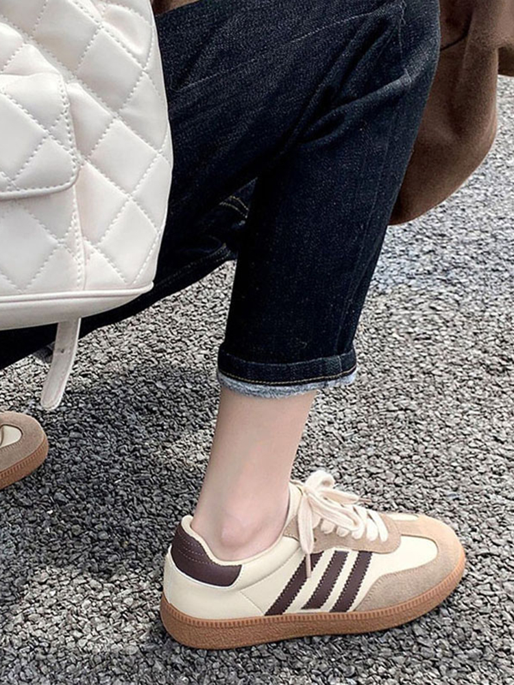 밀라노 스튜디오 여성을위한  가죽 화이트 신발 2024 새로운 레트로 다목적 플랫 캐주얼 스포츠 신발