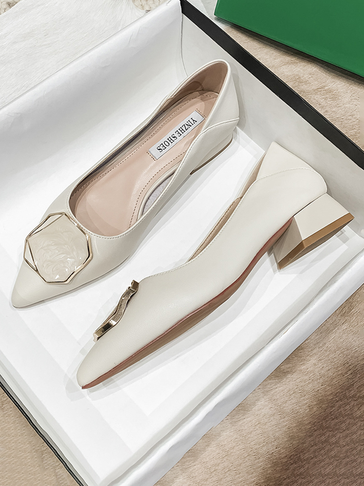 밀라노 스튜디오 트렌디 브랜드 여성을위한 두꺼운 뒤꿈치 할머니 신발 2024 새로운 스타일  가죽 지적 발가락 여성을위한 다목적 얕은 입 단일 신발