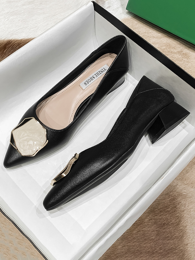 밀라노 스튜디오 트렌디 브랜드 여성을위한 두꺼운 뒤꿈치 할머니 신발 2024 새로운 스타일  가죽 지적 발가락 여성을위한 다목적 얕은 입 단일 신발
